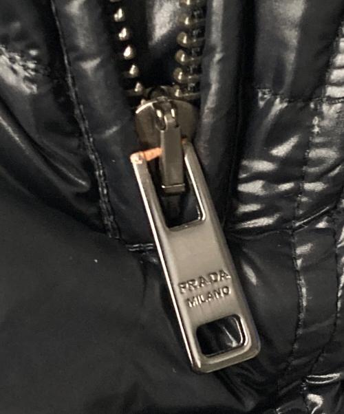 PRADA（プラダ）PRADA (プラダ) ロゴプレート ナイロンダウンベスト ブラック サイズ:54の古着・服飾アイテム