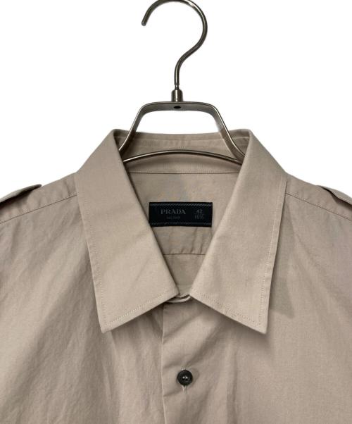 PRADA（プラダ）PRADA (プラダ) 三角ワッペンエポレットシャツ ベージュ サイズ:42の古着・服飾アイテム