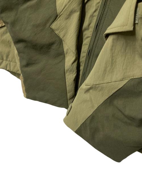 WHITE MOUNTAINEERING（ホワイトマウンテ二アニング）WHITE MOUNTAINEERING (ホワイトマウンテ二アニング) NEXUSVII (ネクサスセブン) ASYMMETRY JACKET カーキ×オリーブ サイズ:2の古着・服飾アイテム