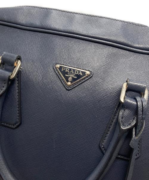 PRADA（プラダ）PRADA (プラダ) SAFFIANO TRAVEL ロゴプレート ブリーフケース ネイビーの古着・服飾アイテム
