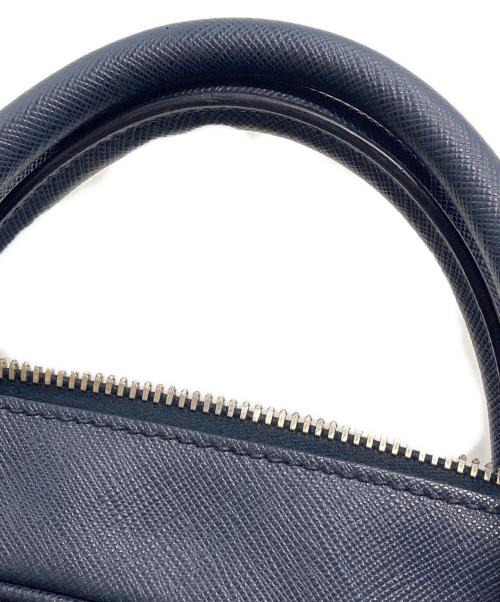 PRADA（プラダ）PRADA (プラダ) SAFFIANO TRAVEL ロゴプレート ブリーフケース ネイビーの古着・服飾アイテム