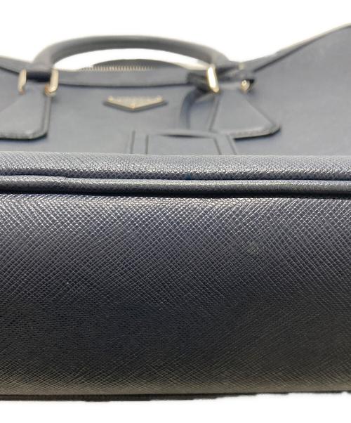 PRADA（プラダ）PRADA (プラダ) SAFFIANO TRAVEL ロゴプレート ブリーフケース ネイビーの古着・服飾アイテム