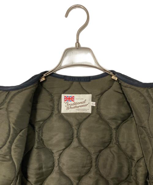 Traditional Weatherwear（トラディショナルウェザーウェア）Traditional Weatherwear (トラディショナルウェザーウェア) Spick and Span (スピックアンドスパン) 別注 ARKLEY LONG2 EX キルティングノーカラーコート ネイビー サイズ:32の古着・服飾アイテム