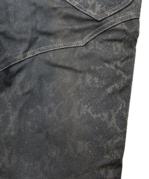 TORNADO MART（トルネードマート）TORNADO MART (トルネードマート) パイソン柄ブーツカットパンツ ブラック サイズ:Sの古着・服飾アイテム