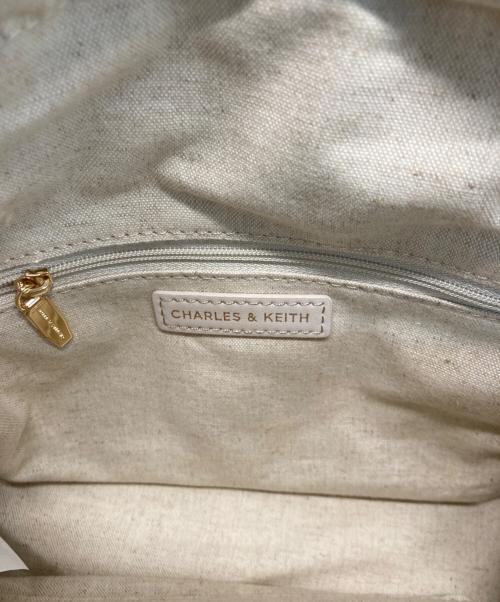 CHARLES & KEITH（チャールズアンドキース）CHARLES & KEITH (チャールズアンドキース) Delphi デルフィ カットアウトバケツバッグ ベージュの古着・服飾アイテム