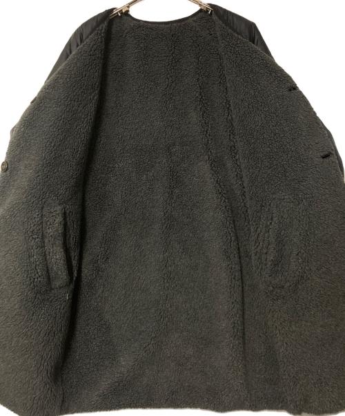 Hug O'War（ハグオーワー）Hug O'War (ハグオーワー) ボアリバーシブル ノーカラーキルティングコート グレー×ブラック サイズ:Fの古着・服飾アイテム