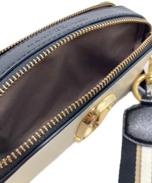 MARC JACOBS（マークジェイコブズ）MARC JACOBS (マークジェイコブズ) ザ スナップショット ショルダーバッグ ベージュ×ブラックの古着・服飾アイテム