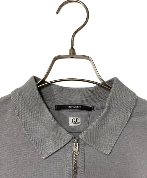 C.P COMPANY（シーピーカンパニー）C.P COMPANY (シーピーカンパニー) Stretch Pique Zipped Logo Polo グレー サイズ:Lの古着・服飾アイテム