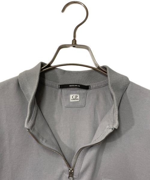 C.P COMPANY（シーピーカンパニー）C.P COMPANY (シーピーカンパニー) Stretch Pique Zipped Logo Polo グレー サイズ:Lの古着・服飾アイテム