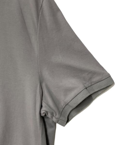 C.P COMPANY（シーピーカンパニー）C.P COMPANY (シーピーカンパニー) Stretch Pique Zipped Logo Polo グレー サイズ:Lの古着・服飾アイテム