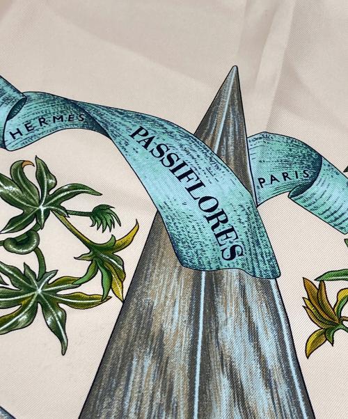 HERMES（エルメス）HERMES (エルメス) PASSIFLORES/パッションフラワー カレ90 シルクスカーフ ピンク×グリーンの古着・服飾アイテム