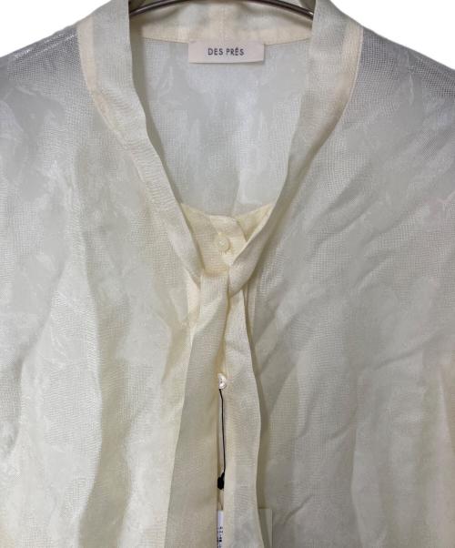 DES PRES（デ プレ）DES PRES (デ プレ) ムービングシャドウ ジャガード ボウタイフリルシャツ ベージュ サイズ:FREE 未使用品の古着・服飾アイテム