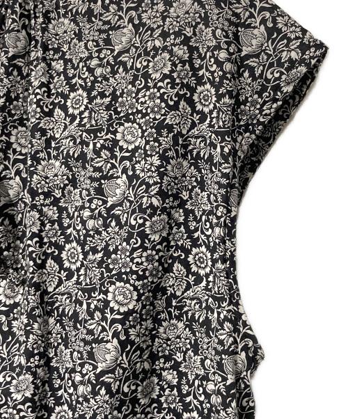 kurashi&trips publishing（クラシアンドトリップス パブリッシング）kurashi&trips publishing (クラシアンドトリップス パブリッシング) リバティプリントのオールインワン ホワイト×ブラック サイズ:Ｍの古着・服飾アイテム