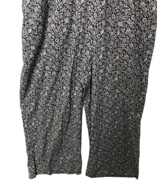 kurashi&trips publishing（クラシアンドトリップス パブリッシング）kurashi&trips publishing (クラシアンドトリップス パブリッシング) リバティプリントのオールインワン ホワイト×ブラック サイズ:Ｍの古着・服飾アイテム