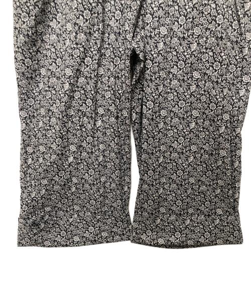 kurashi&trips publishing（クラシアンドトリップス パブリッシング）kurashi&trips publishing (クラシアンドトリップス パブリッシング) リバティプリントのオールインワン ホワイト×ブラック サイズ:Ｍの古着・服飾アイテム