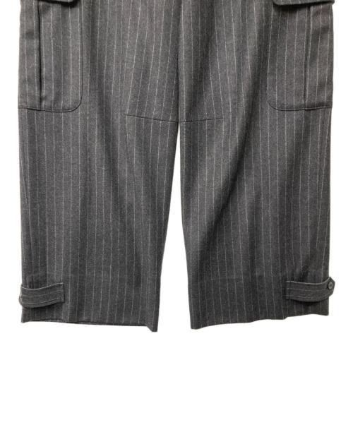 6(ROKU) BEAUTY&YOUTH（ロク ビューティーアンドユース）6(ROKU) BEAUTY&YOUTH (ロク ビューティーアンドユース) ストライプウールカーゴパンツ グレー サイズ:38 未使用品の古着・服飾アイテム