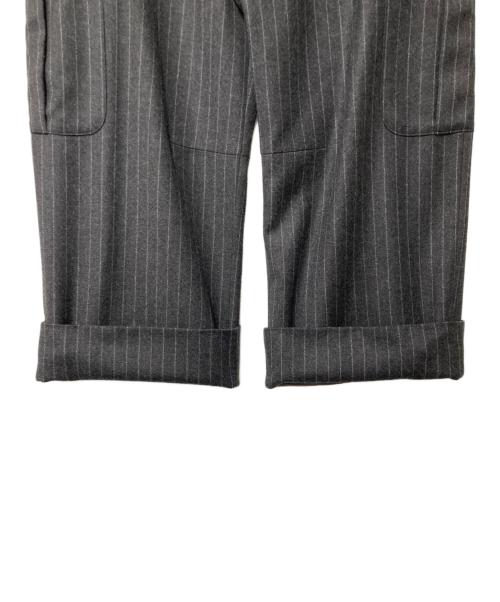 6(ROKU) BEAUTY&YOUTH（ロク ビューティーアンドユース）6(ROKU) BEAUTY&YOUTH (ロク ビューティーアンドユース) ストライプウールカーゴパンツ グレー サイズ:38 未使用品の古着・服飾アイテム