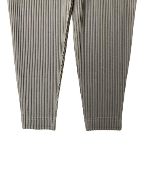 HOMME PLISSE ISSEY MIYAKE（オム プリッセ イッセイ ミヤケ）HOMME PLISSE ISSEY MIYAKE (オム プリッセ イッセイ ミヤケ) MONTHLY COLOR MARCH パンツ グレー サイズ:1の古着・服飾アイテム