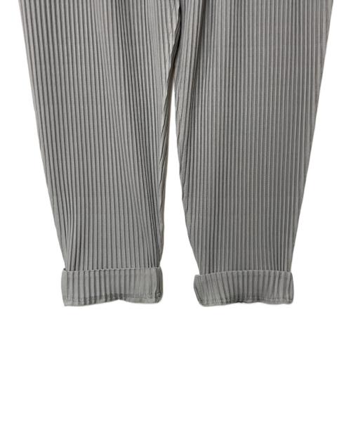HOMME PLISSE ISSEY MIYAKE（オム プリッセ イッセイ ミヤケ）HOMME PLISSE ISSEY MIYAKE (オム プリッセ イッセイ ミヤケ) MONTHLY COLOR MARCH パンツ グレー サイズ:1の古着・服飾アイテム