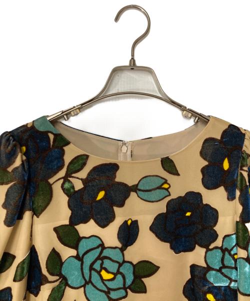 M'S GRACY（エムズグレイシー）M'S GRACY (エムズグレイシー) ベロアフラワー フレアワンピース ベージュ サイズ:42の古着・服飾アイテム