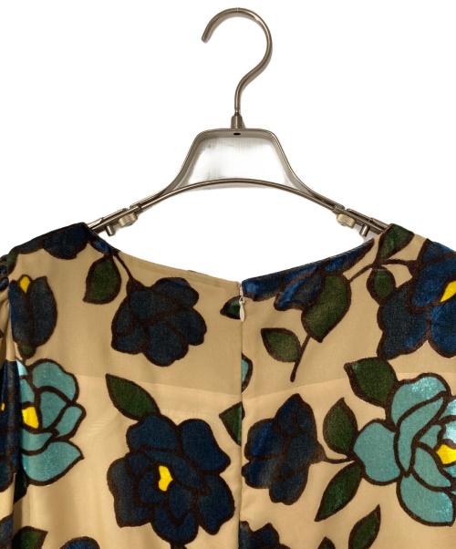 M'S GRACY（エムズグレイシー）M'S GRACY (エムズグレイシー) ベロアフラワー フレアワンピース ベージュ サイズ:42の古着・服飾アイテム