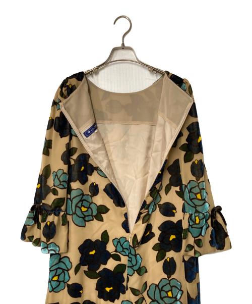 M'S GRACY（エムズグレイシー）M'S GRACY (エムズグレイシー) ベロアフラワー フレアワンピース ベージュ サイズ:42の古着・服飾アイテム