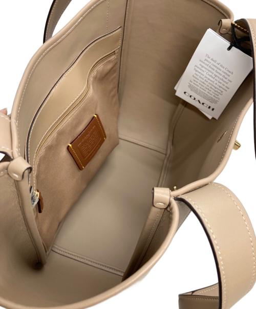 COACH（コーチ）COACH (コーチ) ハドリー ターンロック トート バッグ・シグネチャー キャンバス ベージュの古着・服飾アイテム