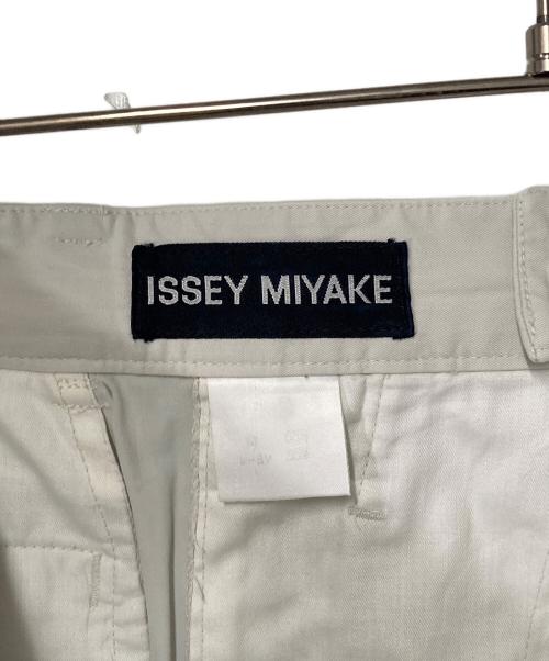 ISSEY MIYAKE（イッセイミヤケ）ISSEY MIYAKE (イッセイミヤケ) 2タックパンツ ホワイト サイズ:Mの古着・服飾アイテム