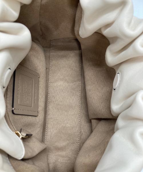COACH（コーチ）COACH (コーチ) フェイ ドローストリング バッグ アイボリーの古着・服飾アイテム