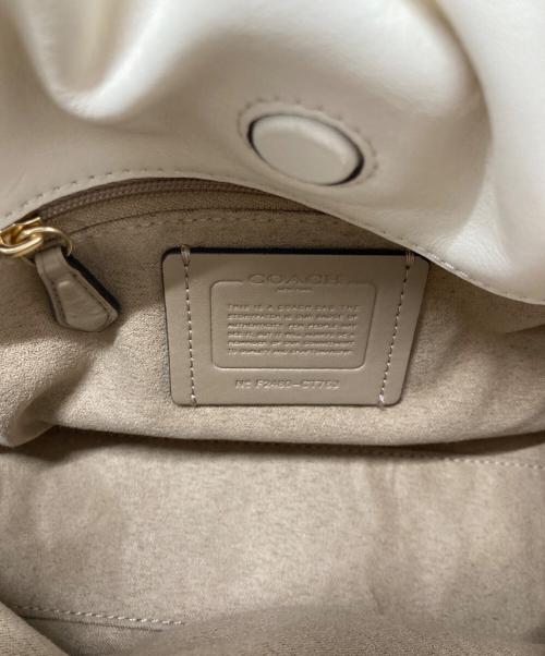COACH（コーチ）COACH (コーチ) フェイ ドローストリング バッグ アイボリーの古着・服飾アイテム