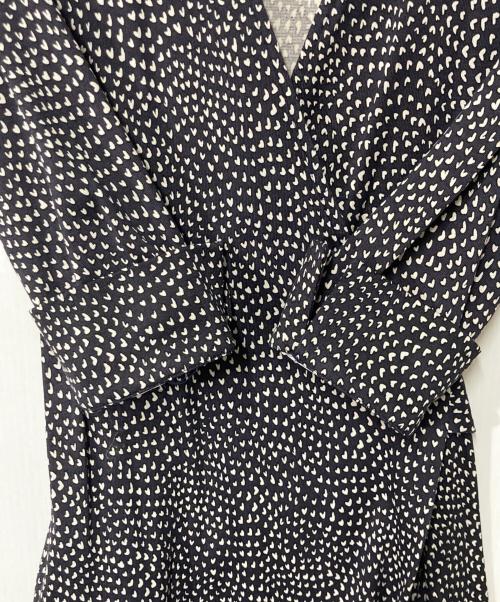 DIANE VON FURSTENBERG（ダイアンフォンファステンバーグ）DIANE VON FURSTENBERG (ダイアンフォンファステンバーグ) 総柄カシュクールワンピース ネイビーの古着・服飾アイテム