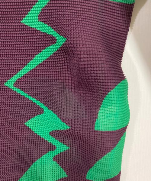me ISSEY MIYAKE（ミーイッセイ ミヤケ）me ISSEY MIYAKE (ミーイッセイ ミヤケ) ハイネックプリーツ長袖カットソー グリーン×パープル サイズ:Freeの古着・服飾アイテム