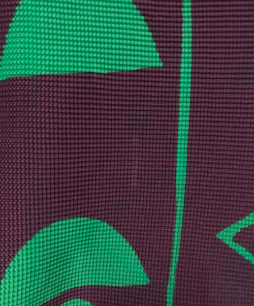 me ISSEY MIYAKE（ミーイッセイ ミヤケ）me ISSEY MIYAKE (ミーイッセイ ミヤケ) ハイネックプリーツ長袖カットソー グリーン×パープル サイズ:Freeの古着・服飾アイテム