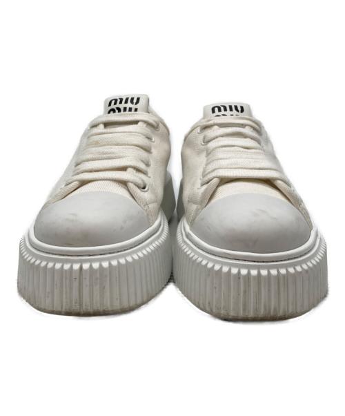 MIU MIU（ミュウミュウ）MIU MIU (ミュウミュウ) フラットフォームスニーカー ホワイト サイズ:38 1/2の古着・服飾アイテム