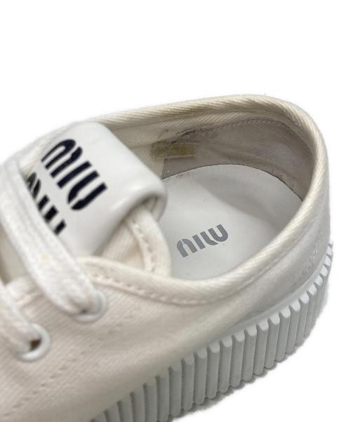 MIU MIU（ミュウミュウ）MIU MIU (ミュウミュウ) フラットフォームスニーカー ホワイト サイズ:38 1/2の古着・服飾アイテム