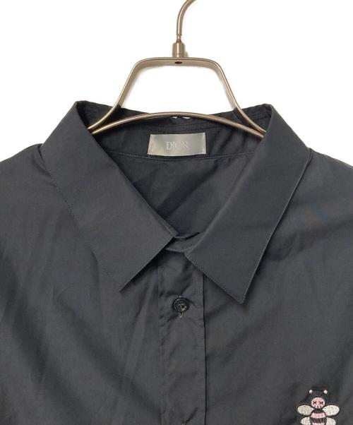 Dior（ディオール）Dior (ディオール) KAWS (カウズ) Bee mbroidered Shirt シャツ DIOR ディオール KAWS ブラック 923C561W6044   ブラック サイズ:40の古着・服飾アイテム