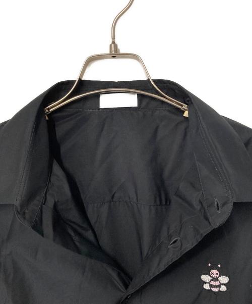 Dior（ディオール）Dior (ディオール) KAWS (カウズ) Bee mbroidered Shirt シャツ DIOR ディオール KAWS ブラック 923C561W6044   ブラック サイズ:40の古着・服飾アイテム
