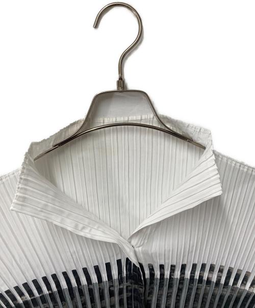 ISSEY MIYAKE（イッセイミヤケ）ISSEY MIYAKE (イッセイミヤケ) バイカラープリーツブラウス ブラック×ホワイト サイズ:3の古着・服飾アイテム