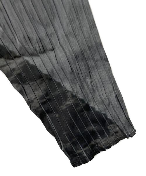 ISSEY MIYAKE（イッセイミヤケ）ISSEY MIYAKE (イッセイミヤケ) バイカラープリーツブラウス ブラック×ホワイト サイズ:3の古着・服飾アイテム