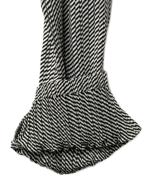 ISSEY MIYAKE FETE（イッセイミヤケフェット）ISSEY MIYAKE FETE (イッセイミヤケフェット) ハイネックプリーツカットソー グレー×ブラック サイズ:3の古着・服飾アイテム