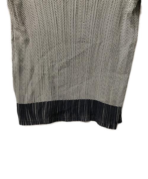 ISSEY MIYAKE FETE（イッセイミヤケフェット）ISSEY MIYAKE FETE (イッセイミヤケフェット) ハイネックプリーツカットソー グレー×ブラック サイズ:3の古着・服飾アイテム