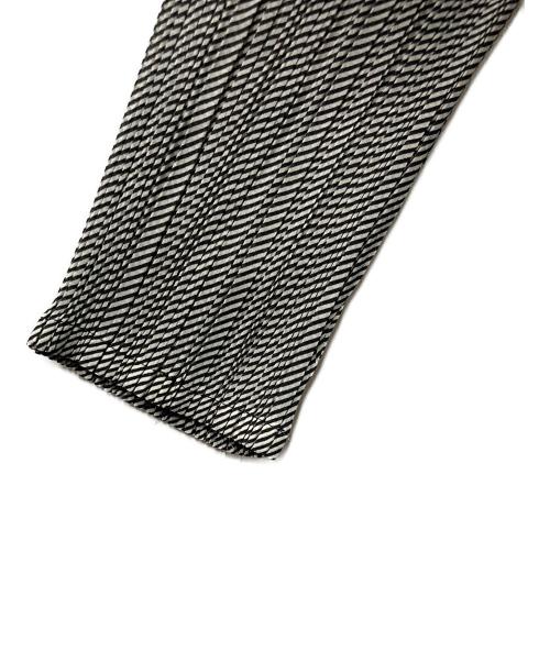 ISSEY MIYAKE FETE（イッセイミヤケフェット）ISSEY MIYAKE FETE (イッセイミヤケフェット) プリーツカーディガン グレー×ブラック サイズ:3の古着・服飾アイテム