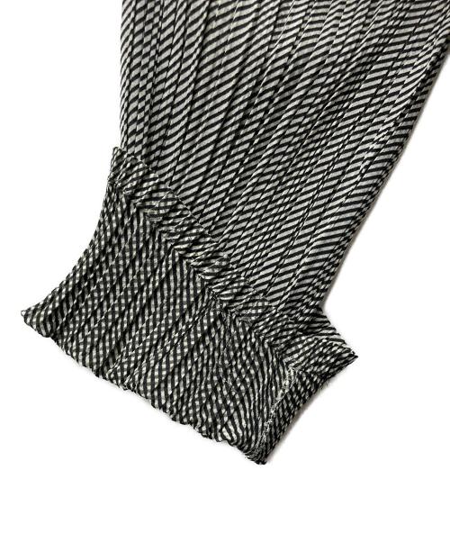 ISSEY MIYAKE FETE（イッセイミヤケフェット）ISSEY MIYAKE FETE (イッセイミヤケフェット) プリーツカーディガン グレー×ブラック サイズ:3の古着・服飾アイテム