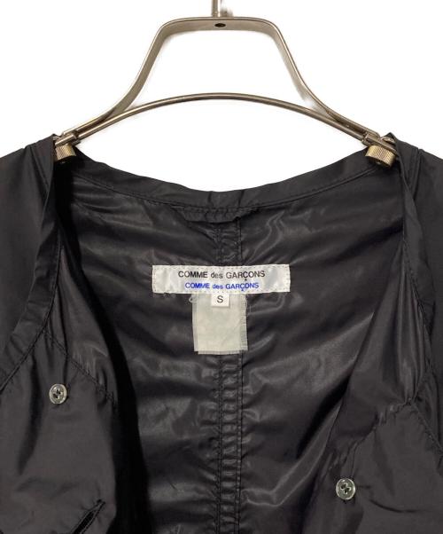 COMME des GARCONS（コムデギャルソン）COMME des GARCONS (コムデギャルソン) ナイロンノーカラーコート ブラック サイズ:Sの古着・服飾アイテム