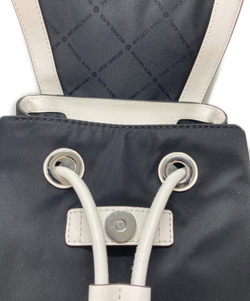 MICHAEL KORS（マイケルコース）MICHAEL KORS (マイケルコース) ABBEY MD CARGO BACKPACK ホワイト×ブラックの古着・服飾アイテム
