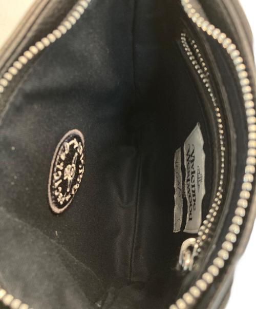 Vivienne Westwood（ヴィヴィアンウエストウッド）Vivienne Westwood (ヴィヴィアンウエストウッド) スクエア・ショルダーバッグ ブラックの古着・服飾アイテム