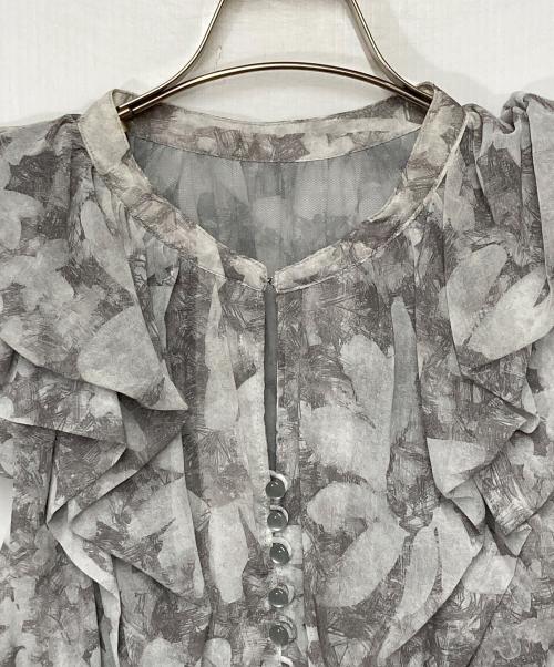 COCODEAL（ココディール）COCODEAL (ココディール) 線画フラワーフリルプリーツワンピース グレー サイズ:2の古着・服飾アイテム