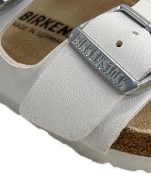 BIRKENSTOCK（ビルケンシュトック）BIRKENSTOCK (ビルケンシュトック) アリゾナサンダル ホワイト サイズ:24cmの古着・服飾アイテム