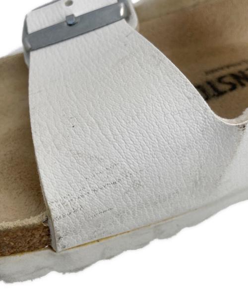 BIRKENSTOCK（ビルケンシュトック）BIRKENSTOCK (ビルケンシュトック) アリゾナサンダル ホワイト サイズ:24cmの古着・服飾アイテム