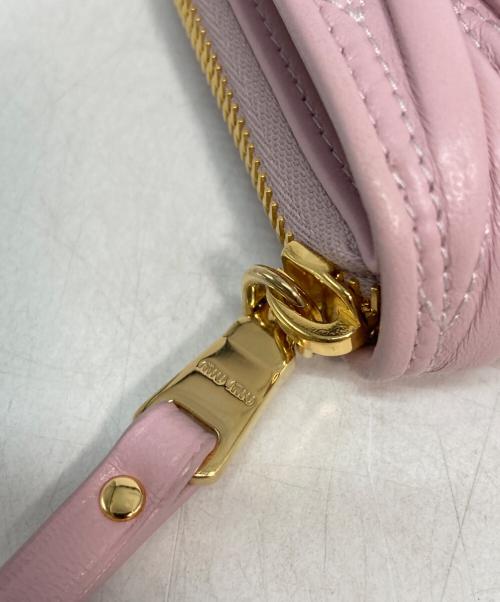 MIU MIU（ミュウミュウ）MIU MIU (ミュウミュウ) マテラッセ 2つ折り財布 ピンクの古着・服飾アイテム